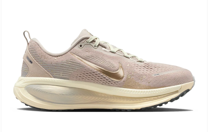 Nike Vomero 18 SE – Cream / Metallic Gold Grain / Coconut Milk